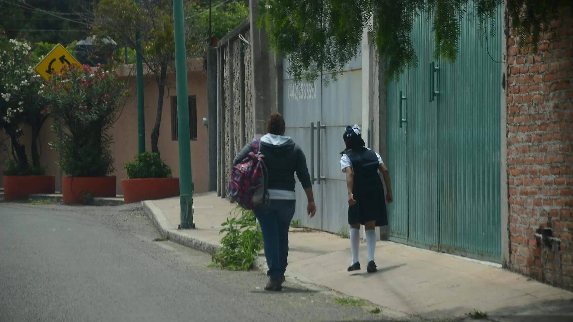 Buscan abatir pobreza a través de programas sociales, como las becas escolares. Foto Archivo